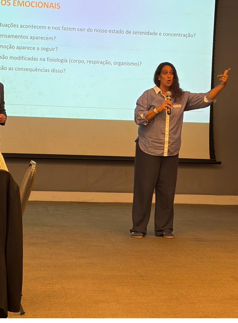 Angie Mastrángelo dando una charla